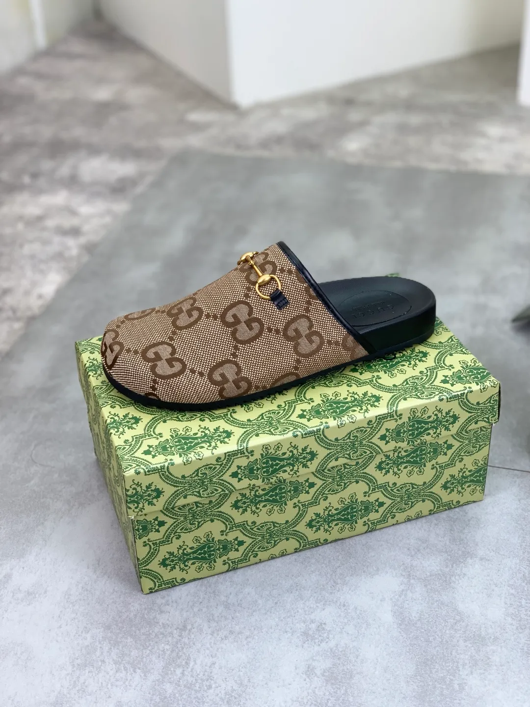 Men's shoes💰P340 💰[New model] Gucci half-drag business leather shoes hot selection (Gucci) official website latest Gucci half-drag business leather shoes, hot style 💥The version is simple and elegant, exclusive for trendy men. Unique official website latest brand original double G Embossed elements 👑 Original Gucci decoration, fashionable and elegant, original calfskin fabric ✅ Fully imported first-layer cowhide lining, wear-resistant, rubber business outsole specified on the official website, actual shot of the classic model at the counter 🎬 Size: 35-44 5⃣️colors available